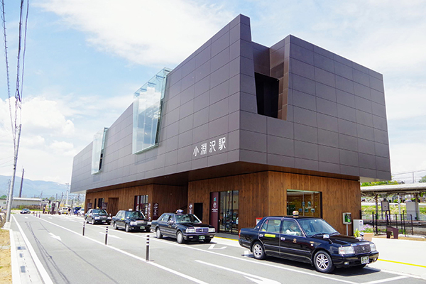 小淵沢駅。特急あずさの停車駅、小海線の始発駅。
