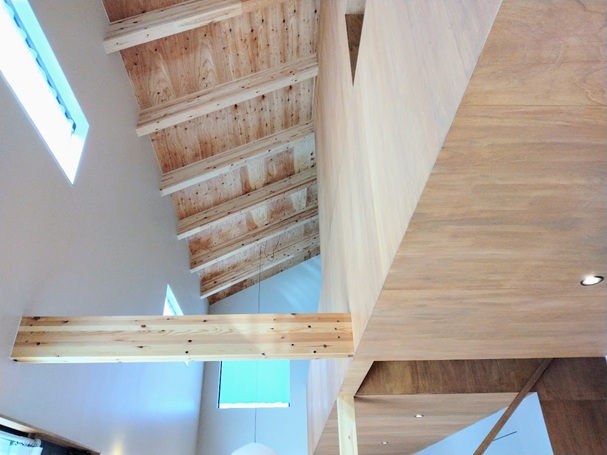 土間から見上げると、開放的な吹き抜けの空間。