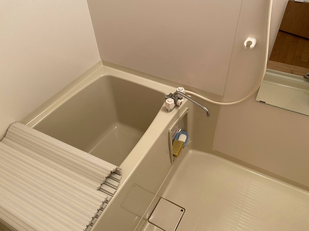 お風呂場はコンパクトでシンプルな設備。