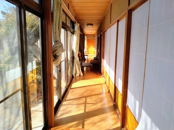 広縁が設けられているので、風通しが良く明るい。