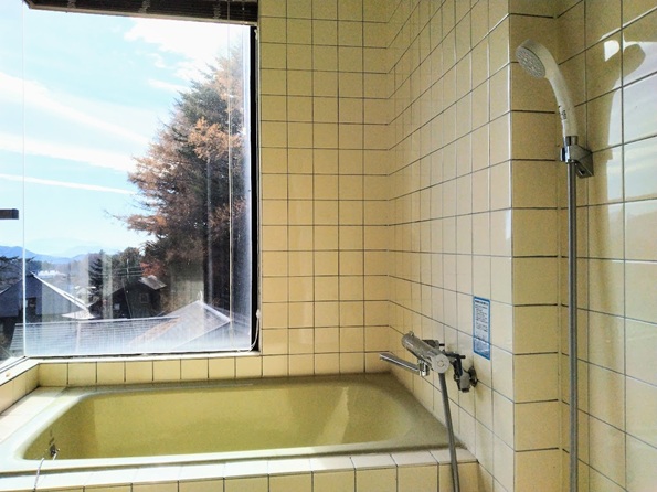 ガラス張りの浴室からは山の眺望。