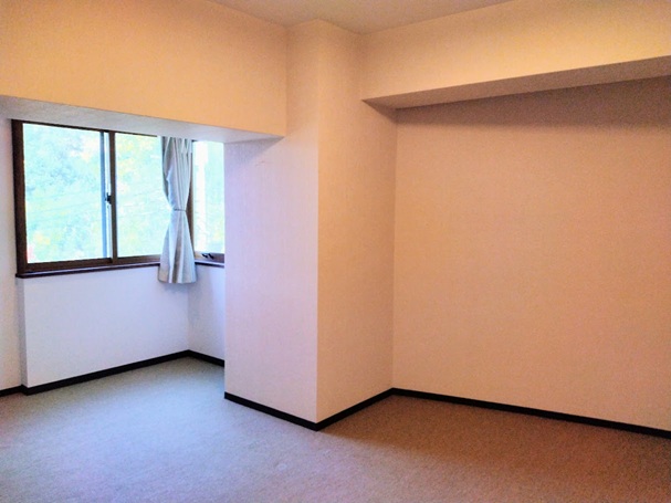 西側、約9.4帖の洋室には二重サッシ。