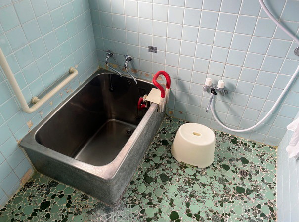 清潔なお風呂。お湯は出るが追い炊きは使えなない。