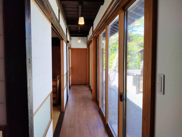 玄関より見る廊下の様子。突き当りには収納。
