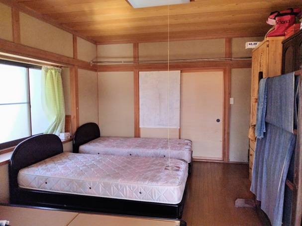 一番西にある10帖の洋室。