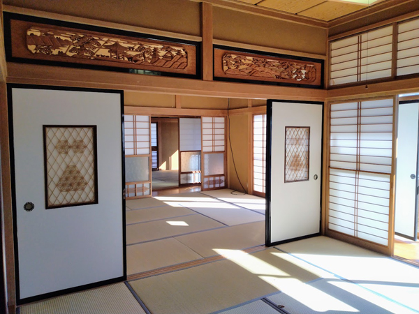 8帖の和室より玄関方向を見る。