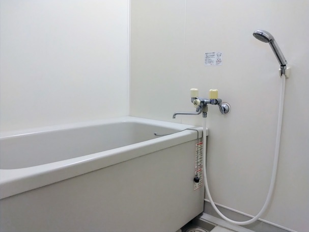 シンプルな浴室は、浴槽が深め。