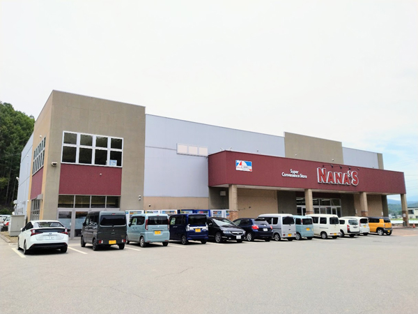 お買い物は、地域密着型スーパーの「NANA‘S川上店」