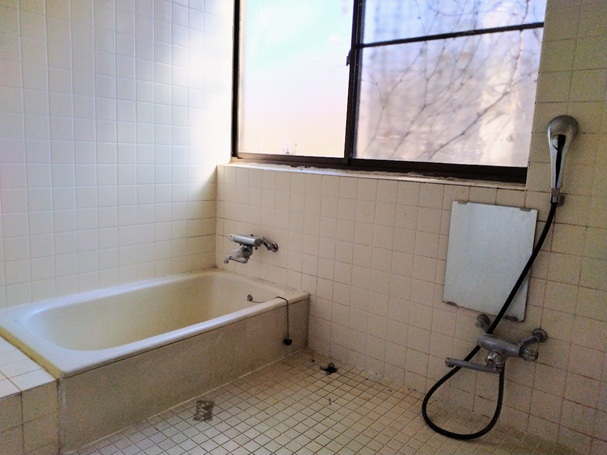 白いタイル張りの広い浴室。