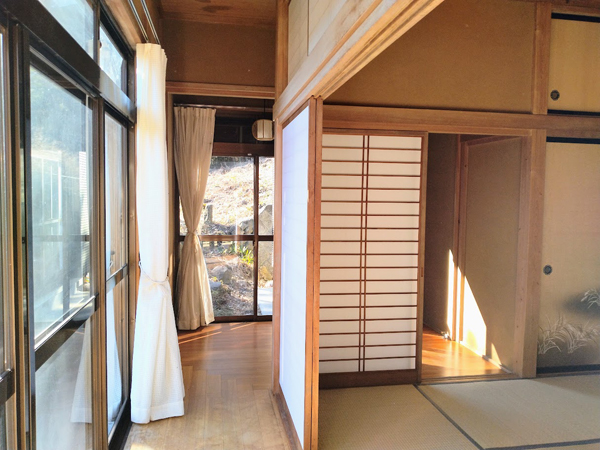 奥の間へ続く縁側の様子。