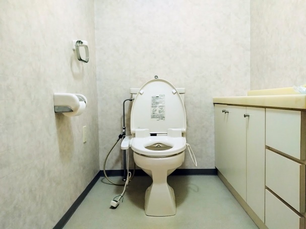 広いトイレには、造り付けの棚あり。