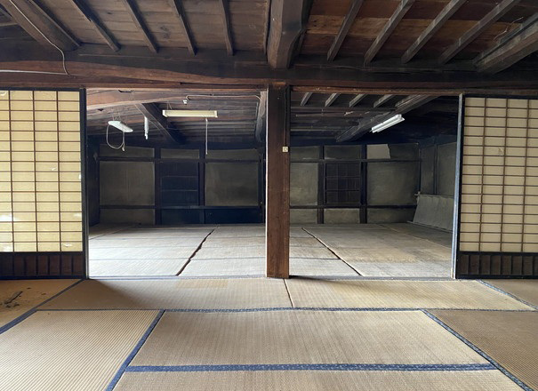 太い柱が目を惹く玄関。／日差しが心地良い縁側。