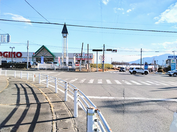 長坂インター入口付近、生活に必要なものがそろう。