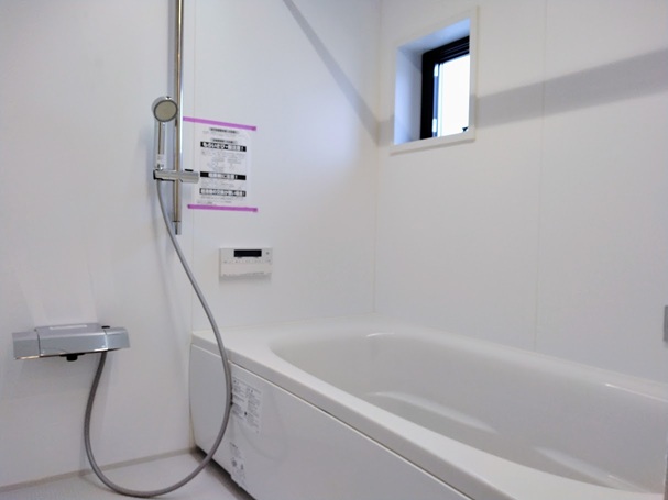 掃除がしやすい、白を基調とした浴室。