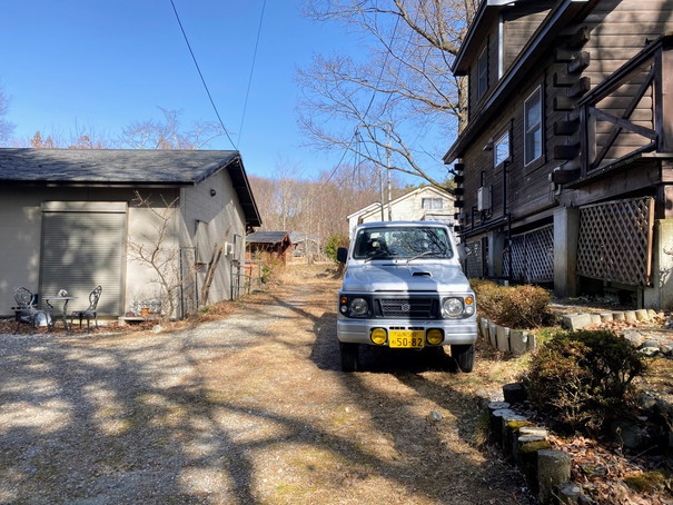 駐車は私道（持分有）にはみ出す形で利用している。