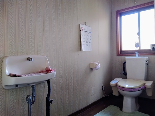 手洗い付きの広いトイレ。