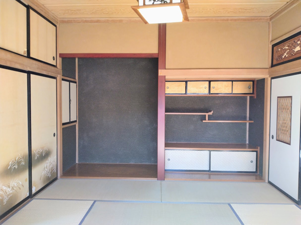 床の間のある8帖の和室。