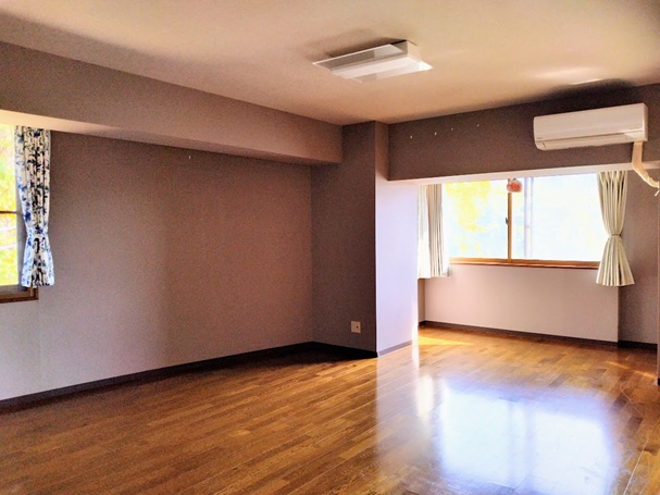 角部屋のリビング（約18.1帖）はニ方向からの日照。