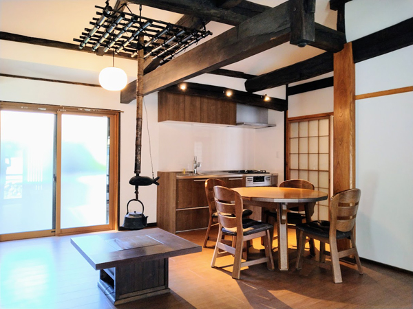 玄関から見る、リビングキッチンと囲炉裏。