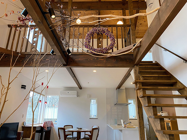 1階リビングは吹き抜けの開放的な空間。