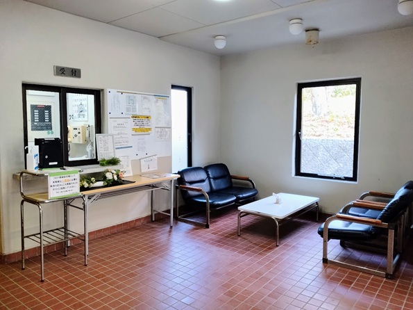 エントランスの様子。受付には管理人が勤務。