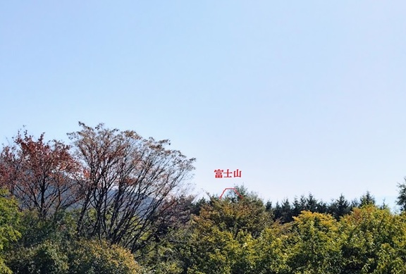 バルコニーからの景色。遠くには富士山。
