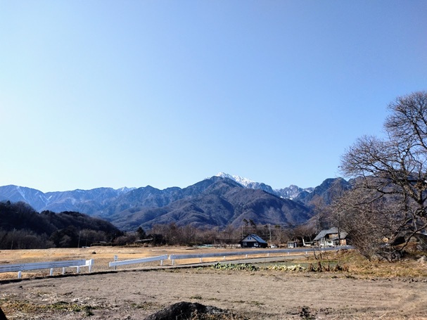 リビングからは、田園風景と南アルプスの眺め。