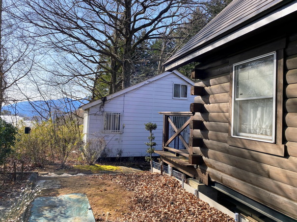 ウッドデッキの先には隣家が近接している。