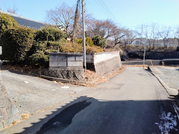 前面道路の様子。敷地は道路から一段高い。