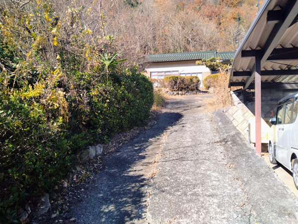 物件への道は、道幅が狭い。