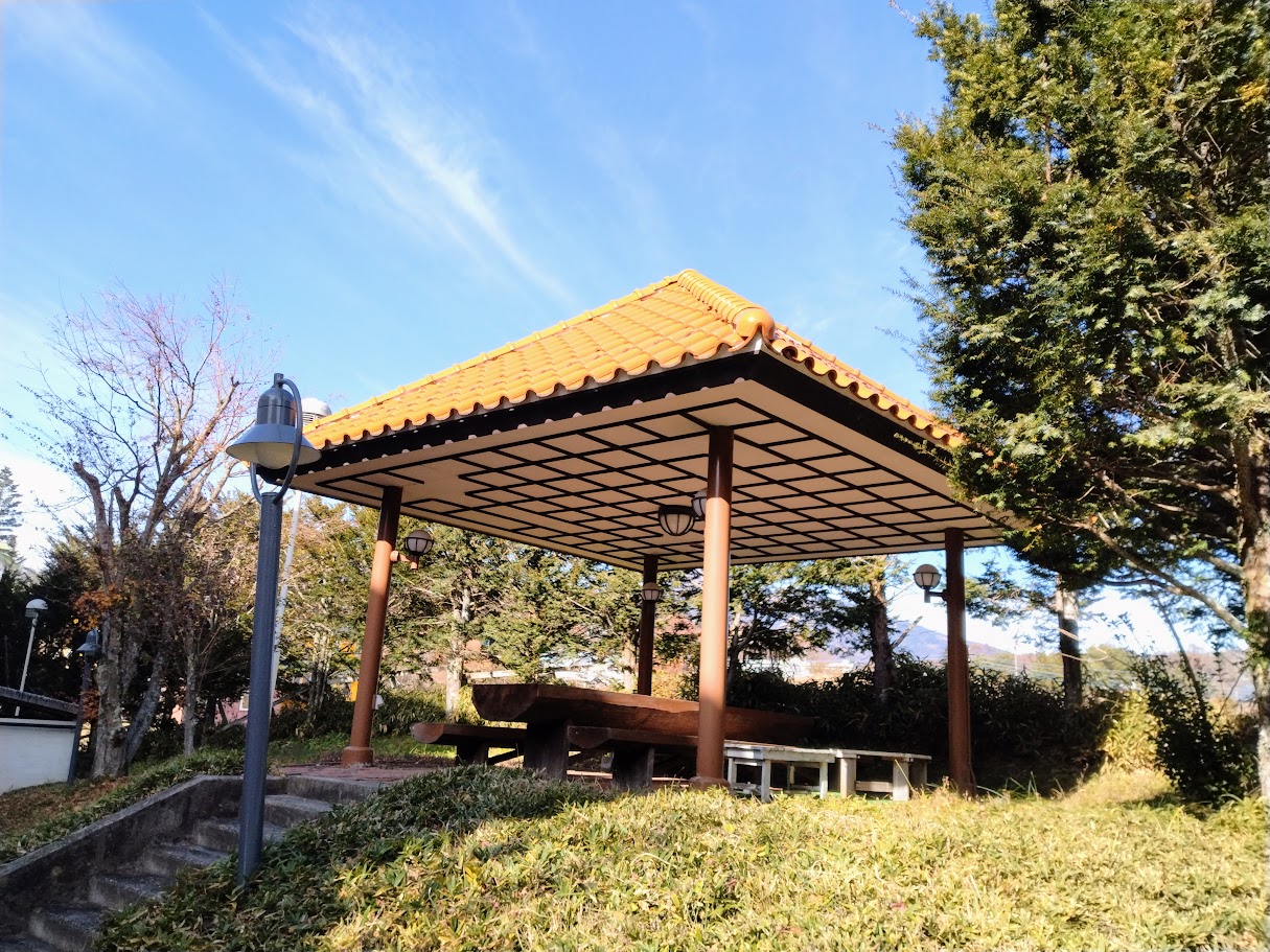 東屋は住民の憩いのスペース