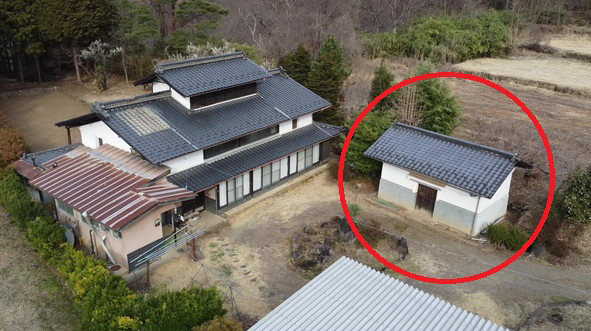 2階は長年物置として使用。/トイレは汲み取り式。