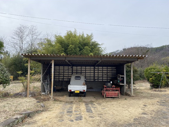 車庫の上方に南アルプスの眺め。