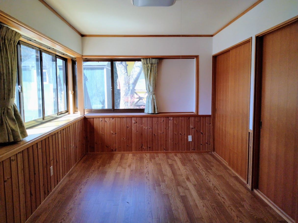 玄関入って左手、7.5帖の洋室。