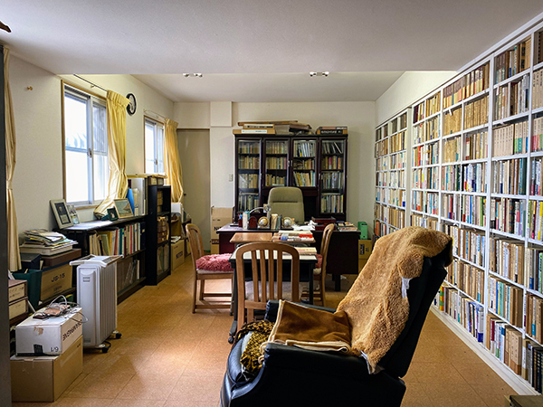 地下１階の書斎。収納力のある本棚。南向きの窓から明るい日差しが入る。