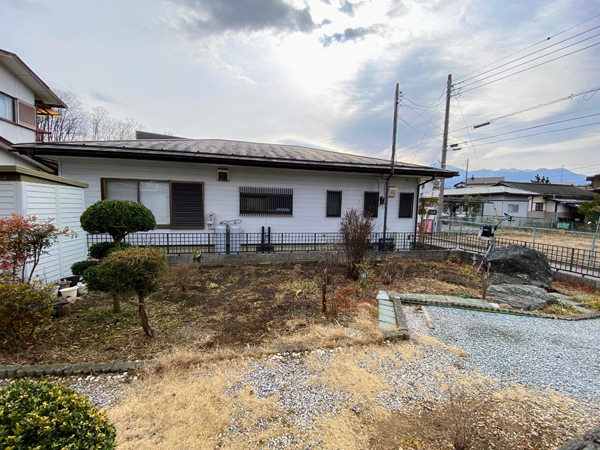 お庭の様子。小さな菜園がある。