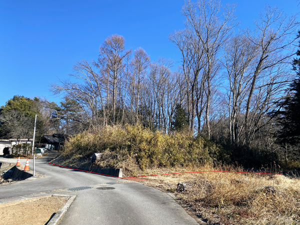 敷地に西側には幅約４ｍの舗装公道。③