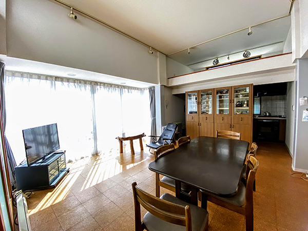 13帖の広がりあるリビング。各部屋に床暖房付き。