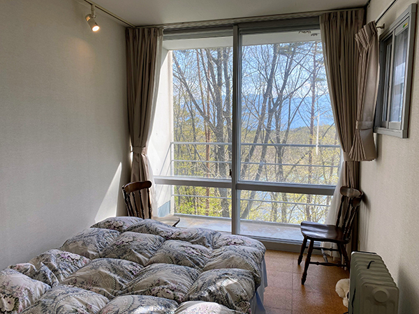 2階の寝室２。窓からは眼下に井富湖が見える。