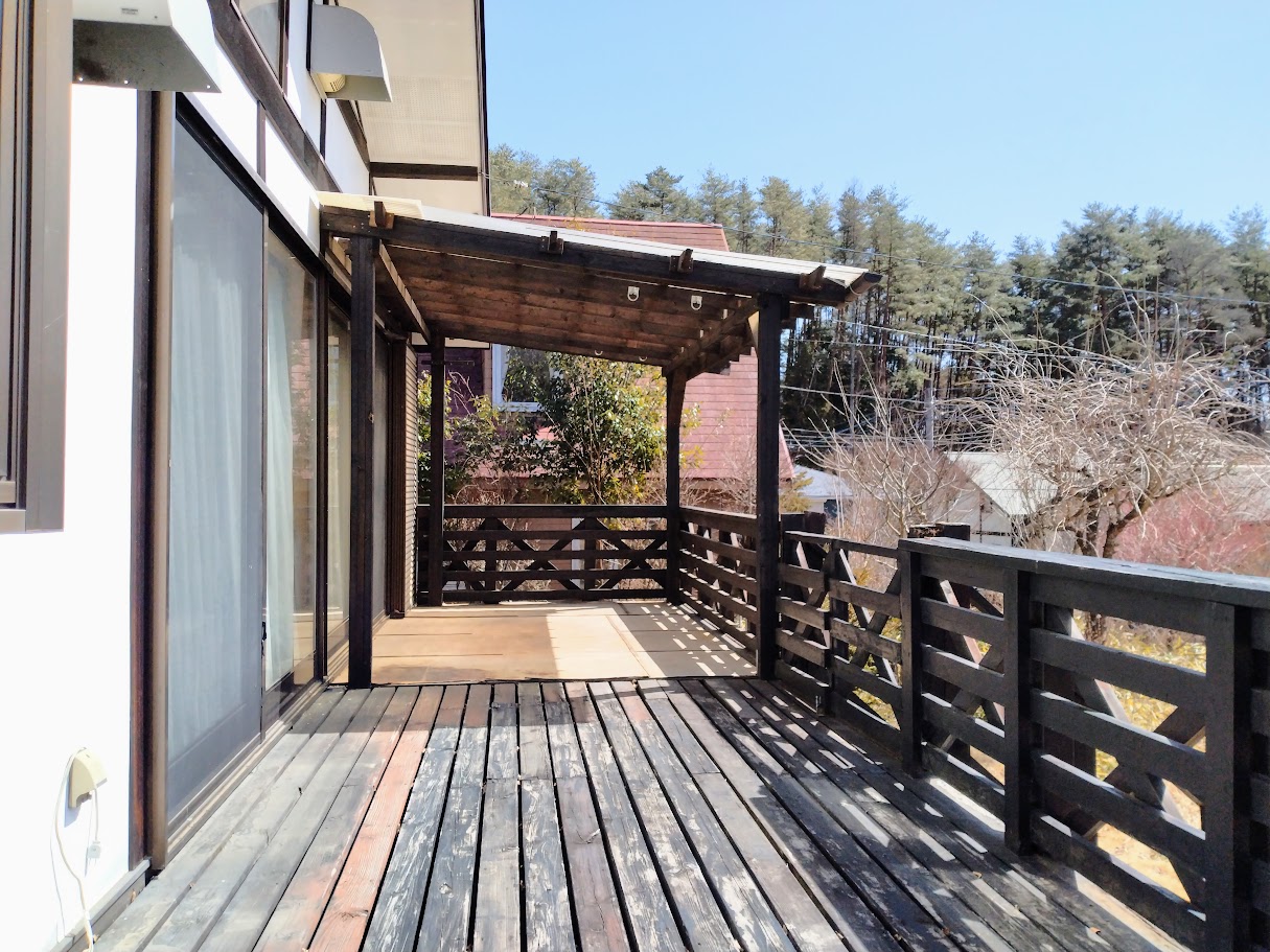 広いウッドデッキはくつろぎの空間。