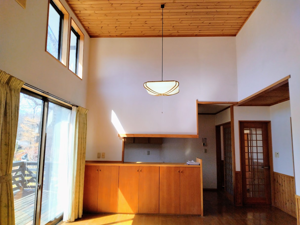 16.78帖のLDKよりキッチンを見る。