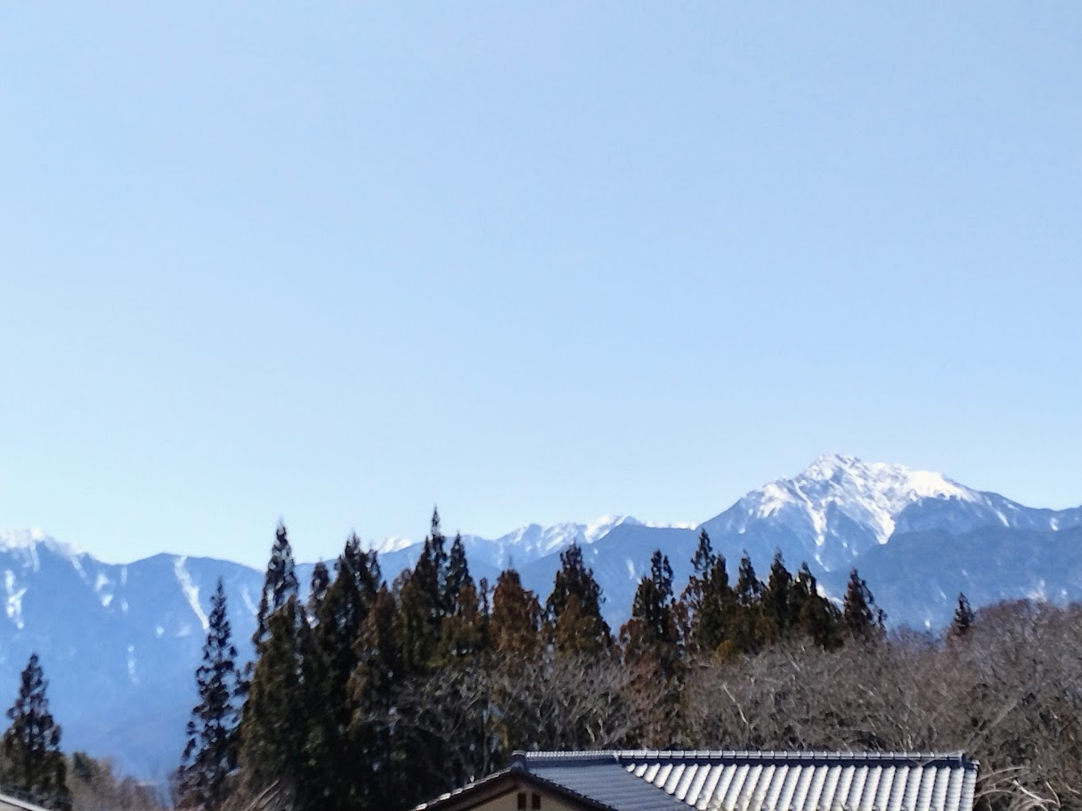 2階、10帖の洋室から見る南アルプスの眺め。