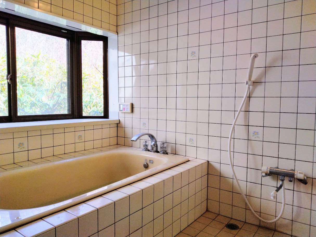 ゆったりとした浴槽、浴室の窓は大きく明るい浴室。