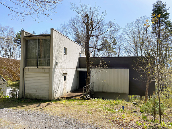 接道から見た建物の様子。中央部に玄関。