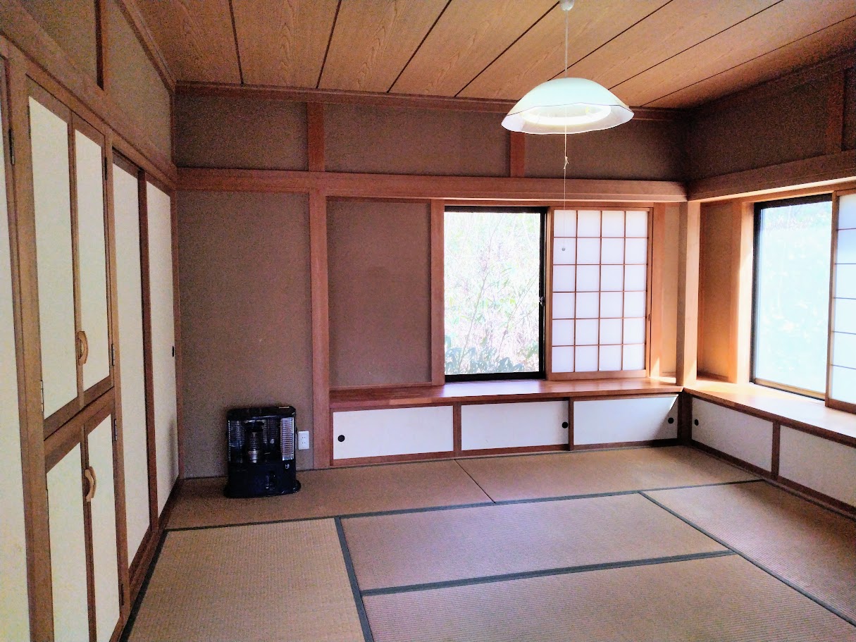 LDK隣、収納が多い8帖の和室。