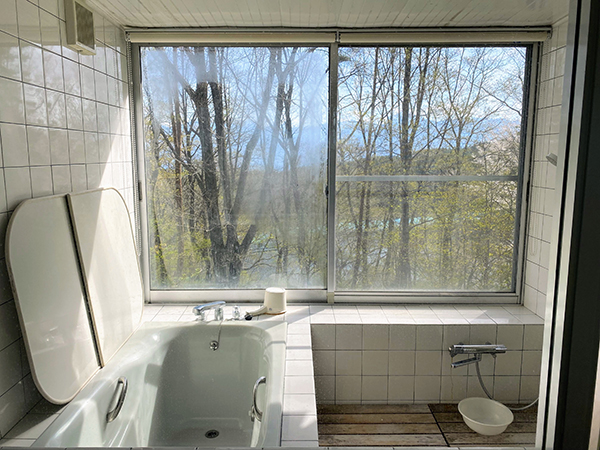 6.明るく開放的な作りでゆったりと風呂につかれる。