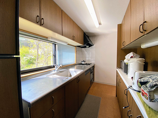 8.機能的なキッチン。窓から見える自然に癒される。