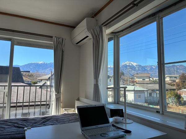 2階洋室からの眺め。南アルプスを間近に望む。