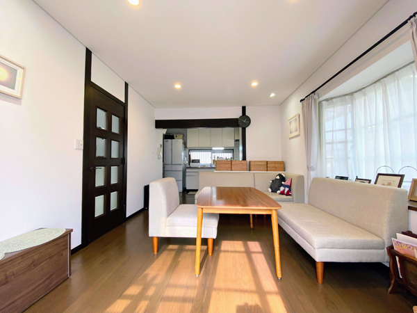 リビングダイニング（約7.8帖）。壁紙を新しくし、電灯を天井埋込に変更、明るく清潔感がある。