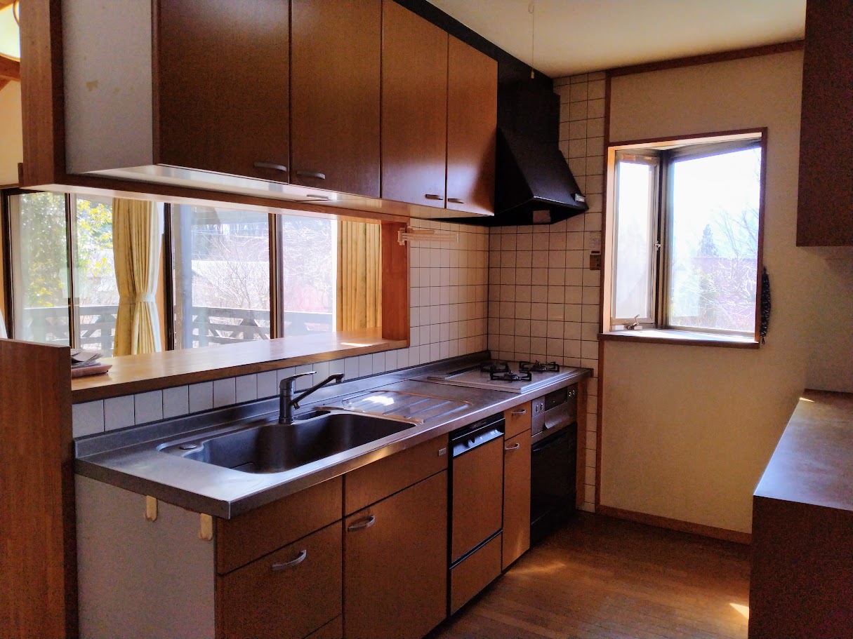 落ち着いた木目調の対面式キッチン。